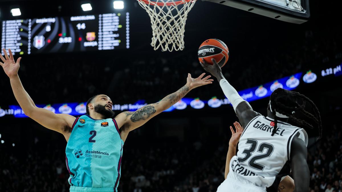 Tyrese Martin lucha por una bola con Wenyen Gabriel