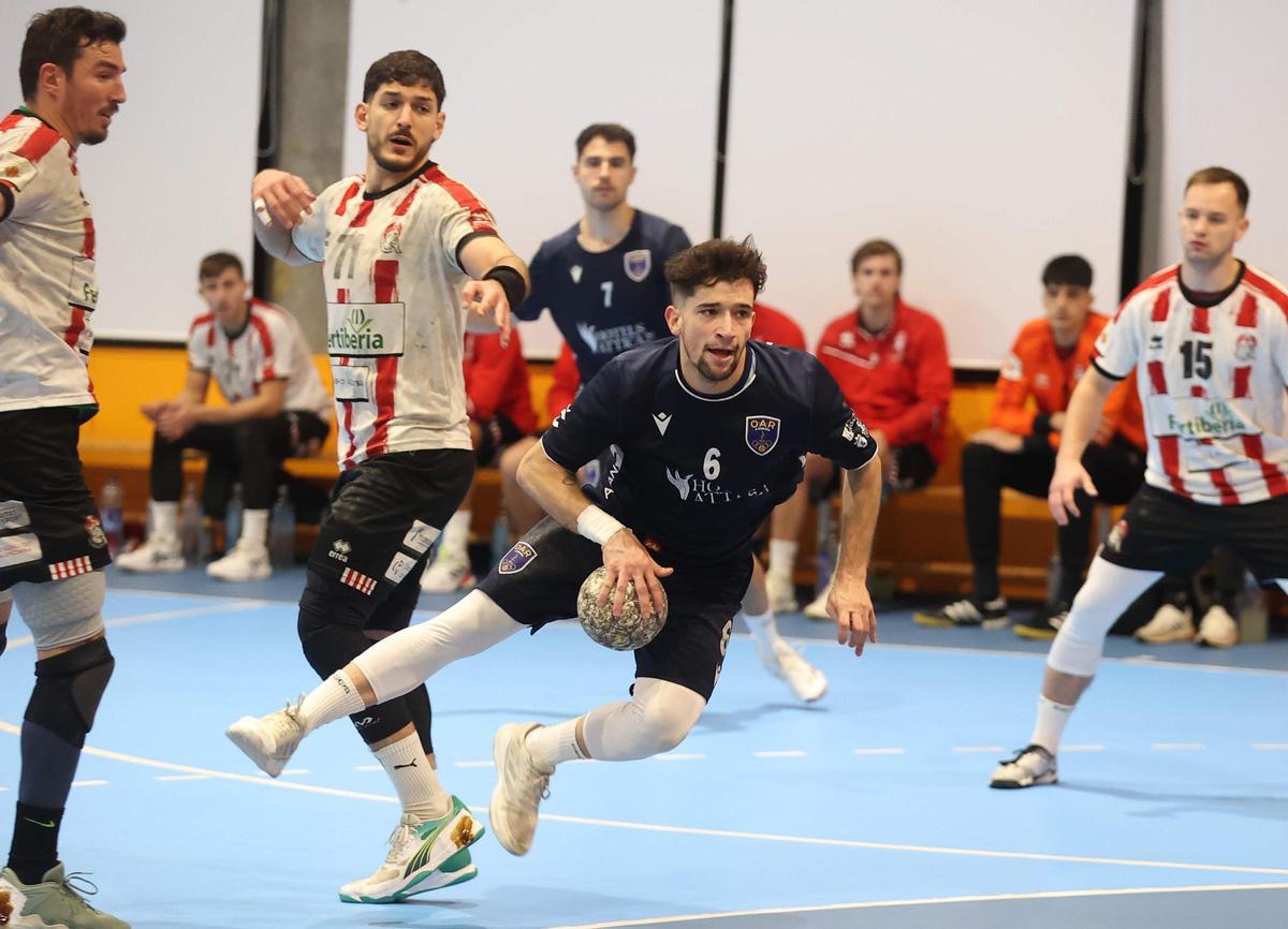 Alberto Roldán intenta un lanzamiento en un partido del OAR en San Francisco Javier
