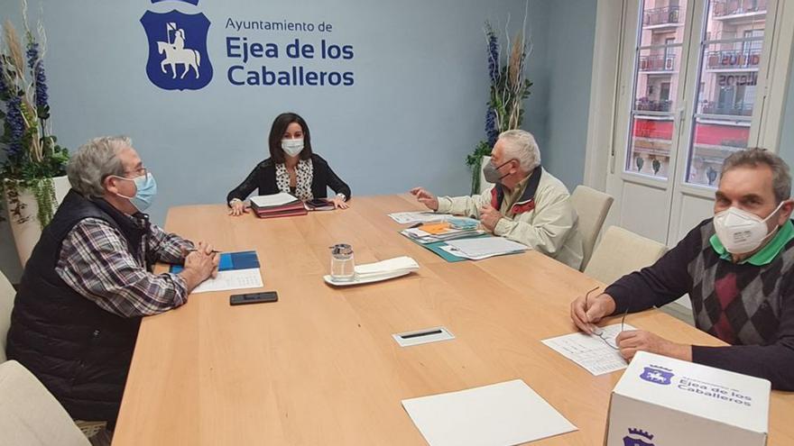 Ladrero agradeció a la junta del Casino España la donación. | SERVICIO ESPECIAL