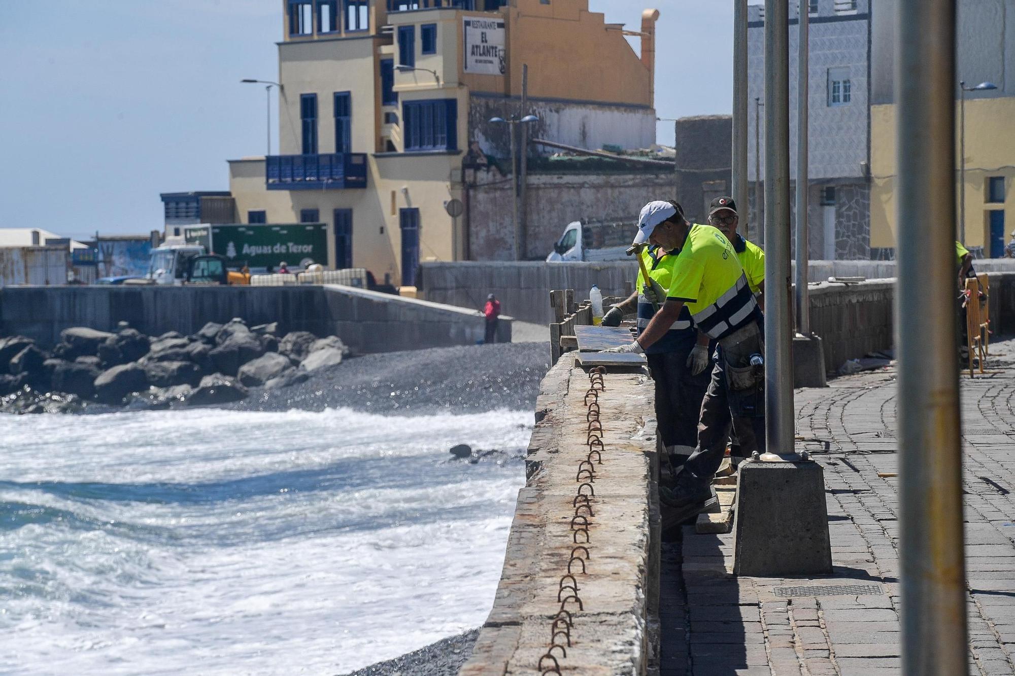 Operarios arreglan el paseo marítimo del barrio de San Cristóbal de Las Palmas de Gran Canaria este miércoles.