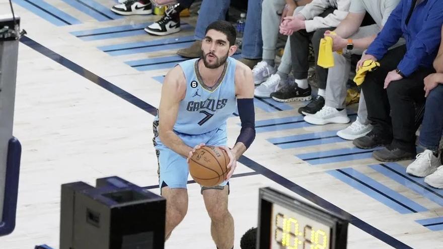 Santi Aldama firmó un tapón salvador, en una jornada de alianza Doncic-LeBron