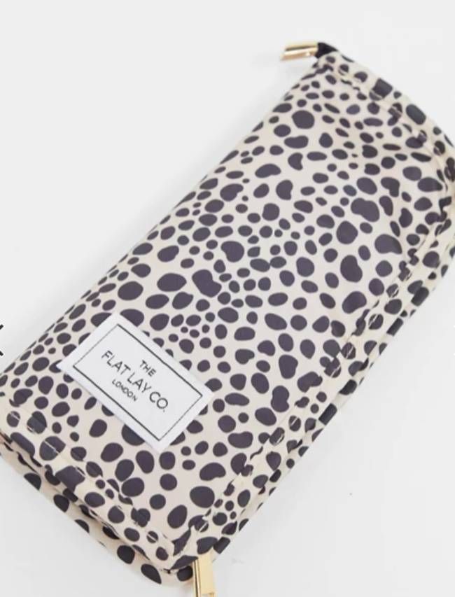 Neceser para brochas vertical con estampado de lunares de guepardo exclusivo de The Flat Lay Co. x ASOS