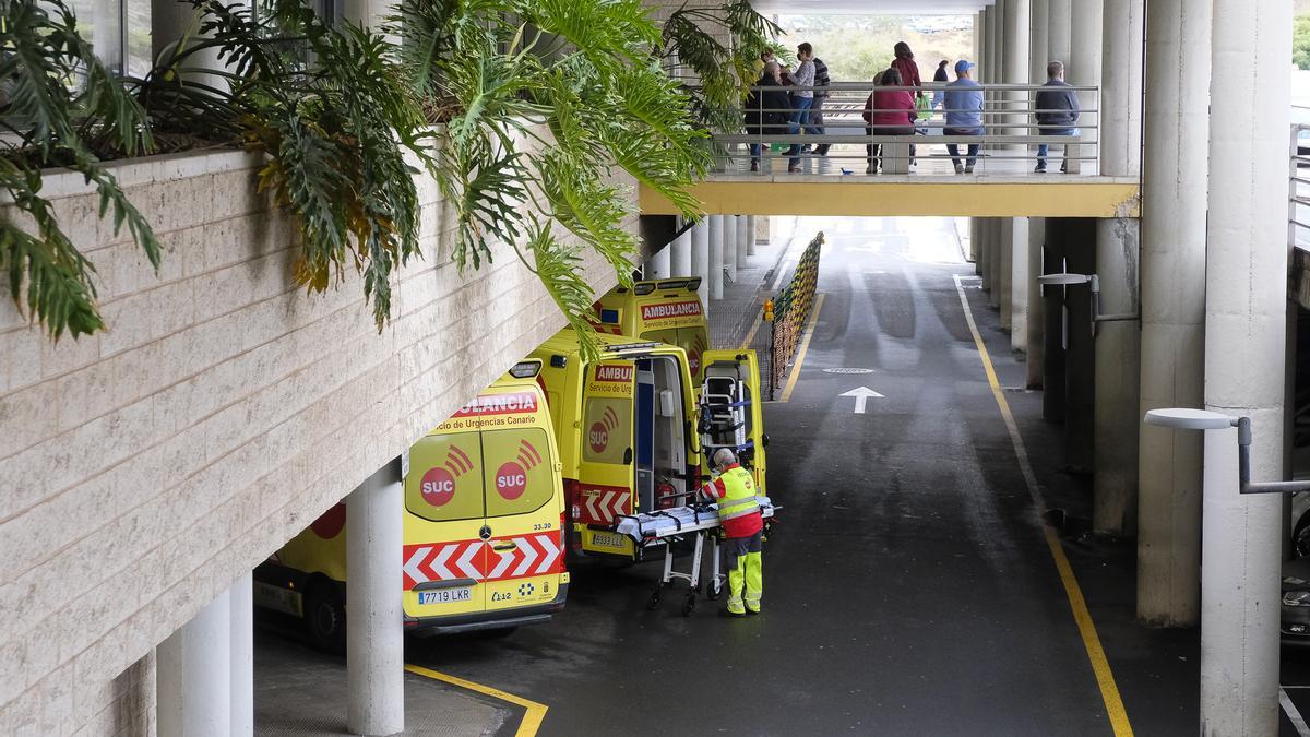 Ambulancias a las puertas de Urgencias del Hospital Doctor Negrín (imagen de archivo).