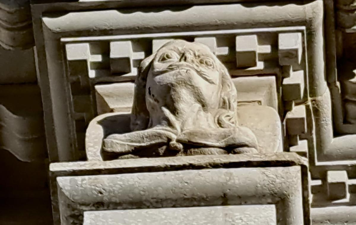 Rostre de pedra de la façana principal de la catedral de Girona