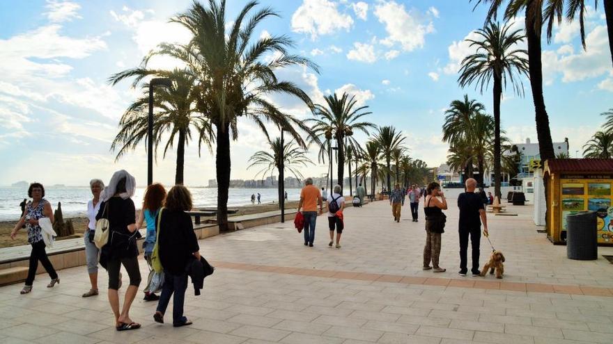 Turistes en el passeig de Roses, aquest octubre.