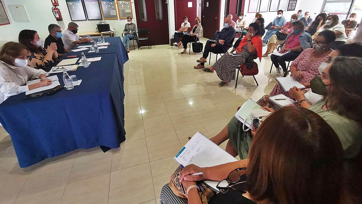 Imagen del encuentro que mantuvo la consejera Manuela Armas con los docentes en Los Llanos de Aridane. | | E. D.