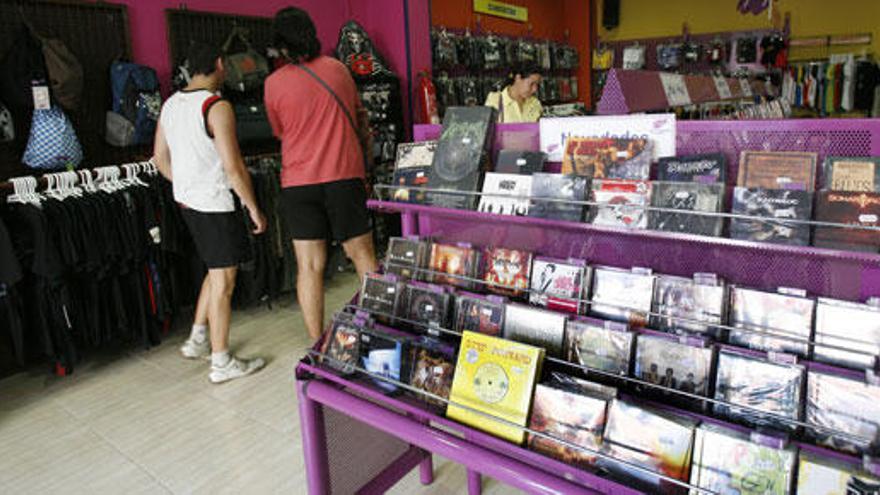 Los clientes compran en una tienda de música