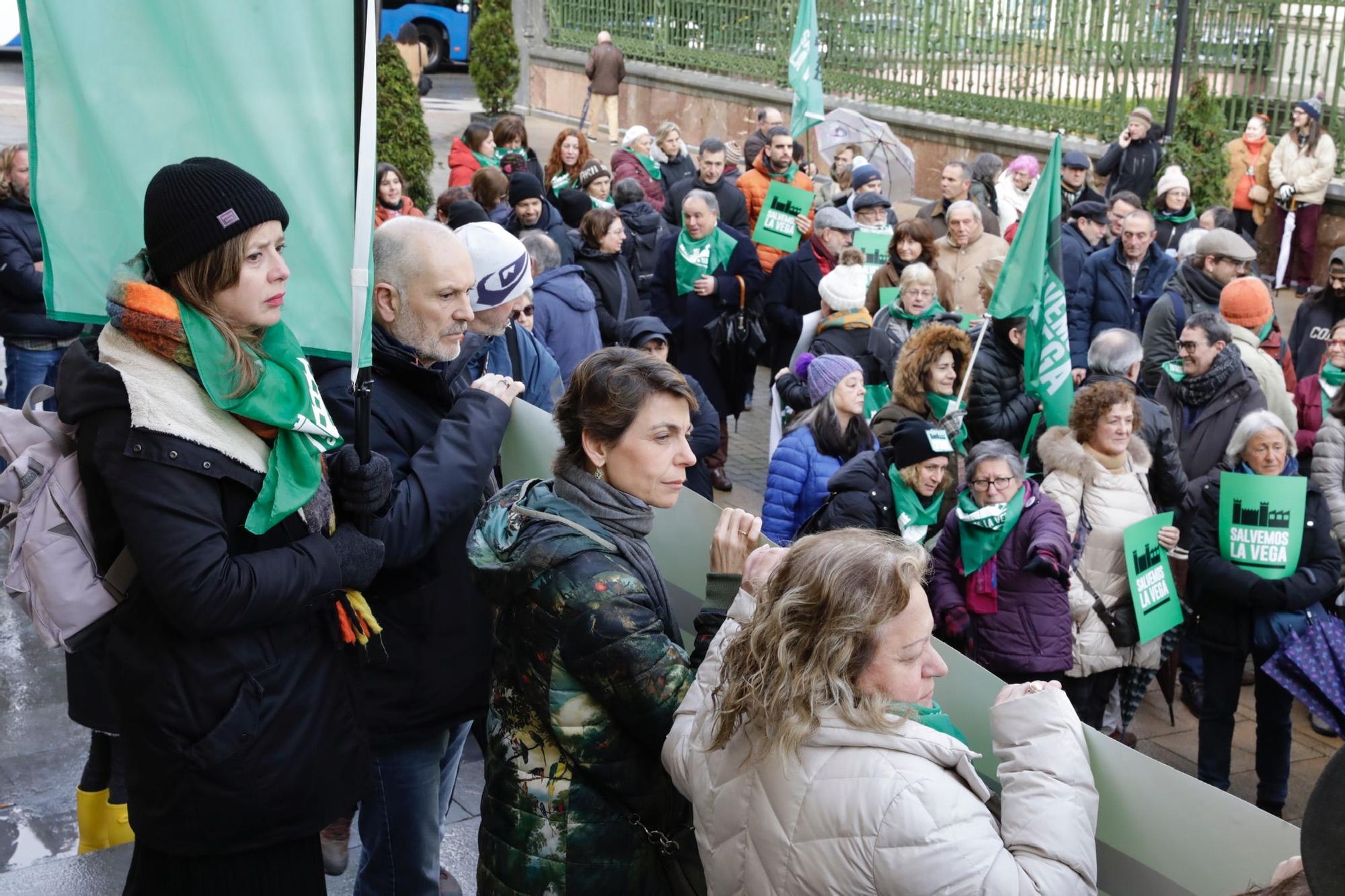 "La Vega no se vende, La Vega se defiende": así fue la concentración de Salvemos La Vega en Oviedo