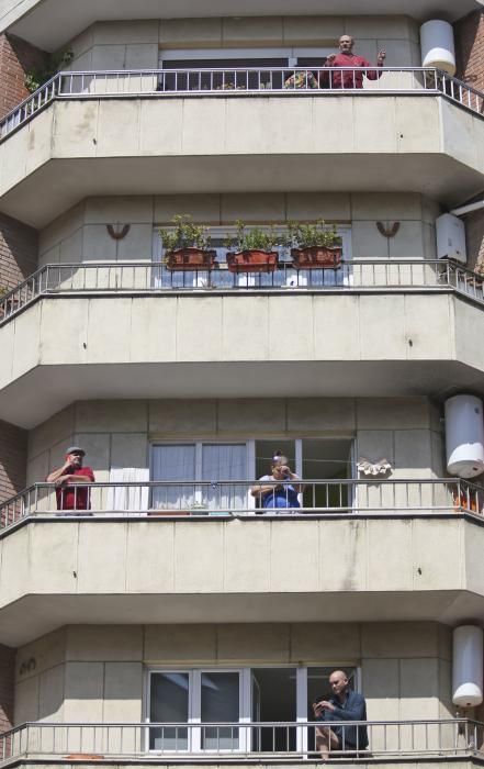 Los vecinos de El Naranco toman vermú juntos