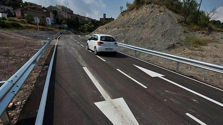 Un vehicle circulant pel nou vial, que va des de l&#039;avinguda de Montserrat fins al carrer del Camí del Cementiri