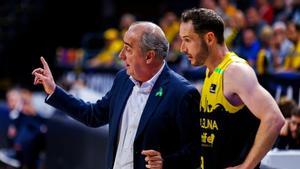 Marcelinho Huertas y Txus Vidorreta, durante un partido de Liga Endesa.