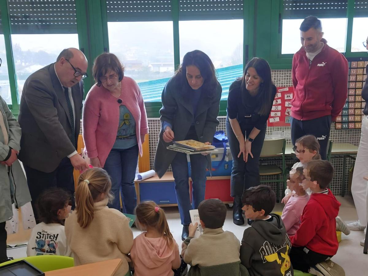 Fernández, con el equipo directivo, docentes y alumnos de 1º de Primaria del CEP Sabarís, esta mañana.
