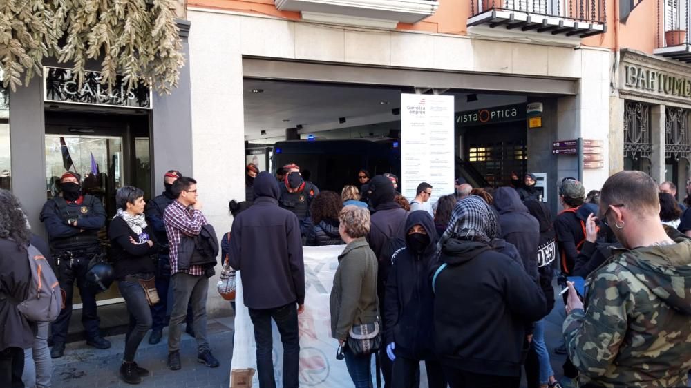 Manifestació contra una parada de VOX a Olot