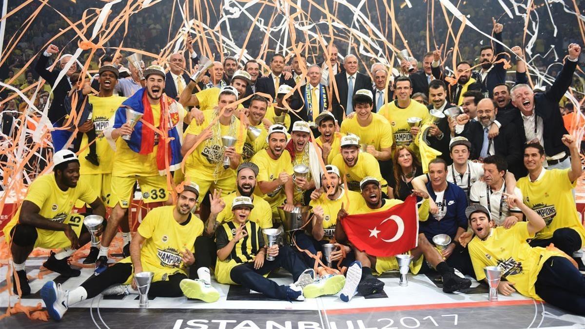 Los jugadores del Fenerbahçe celebran el título europeo en mayo pasado