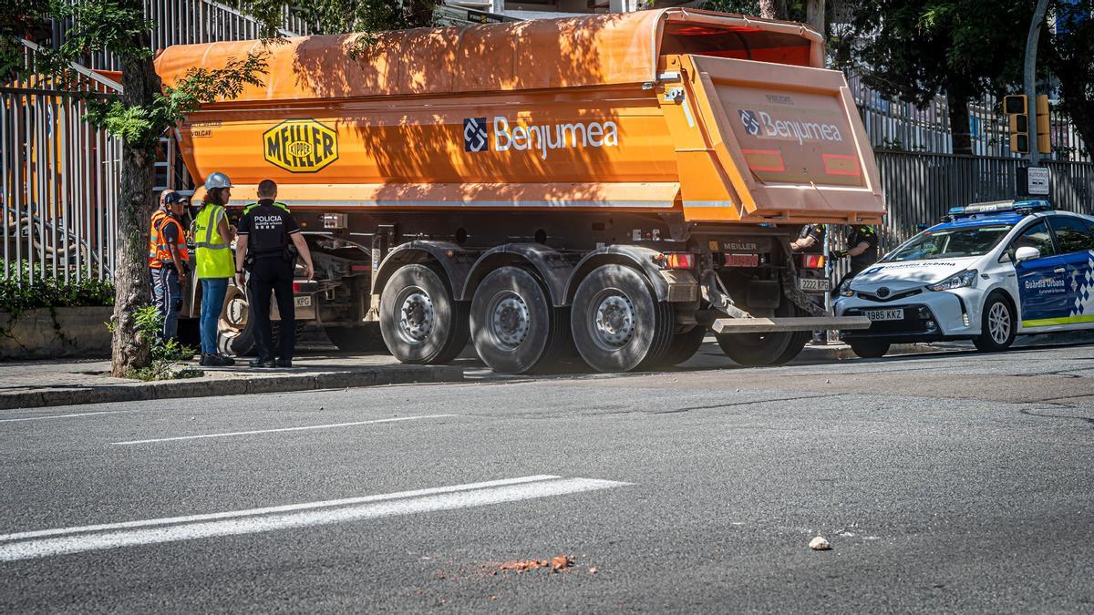 Escombros de las obras del Camp Nou en la calzada