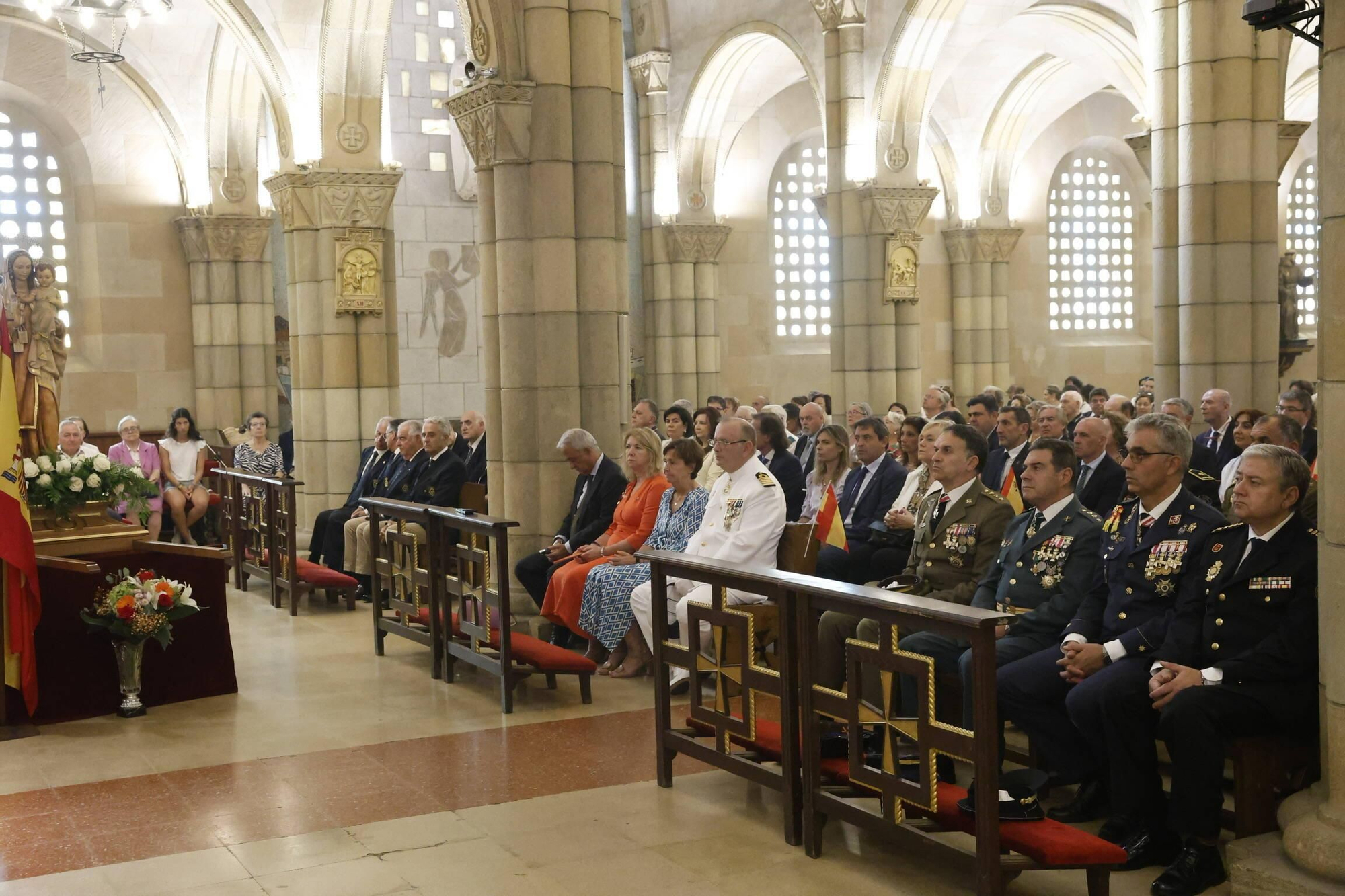 La misa con la Armada y la ofrenda floral del Carmen en Gijón, en imágenes