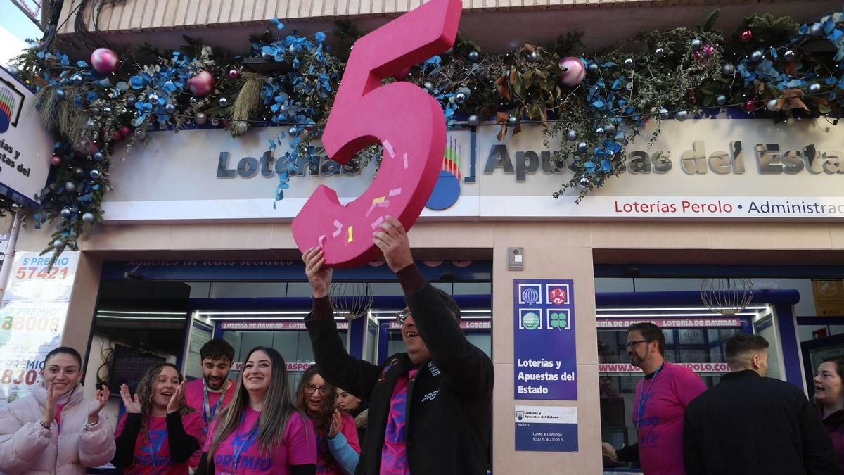 El Perolo, celebrando los quinto premios de la Lotería de Navidad vendidos