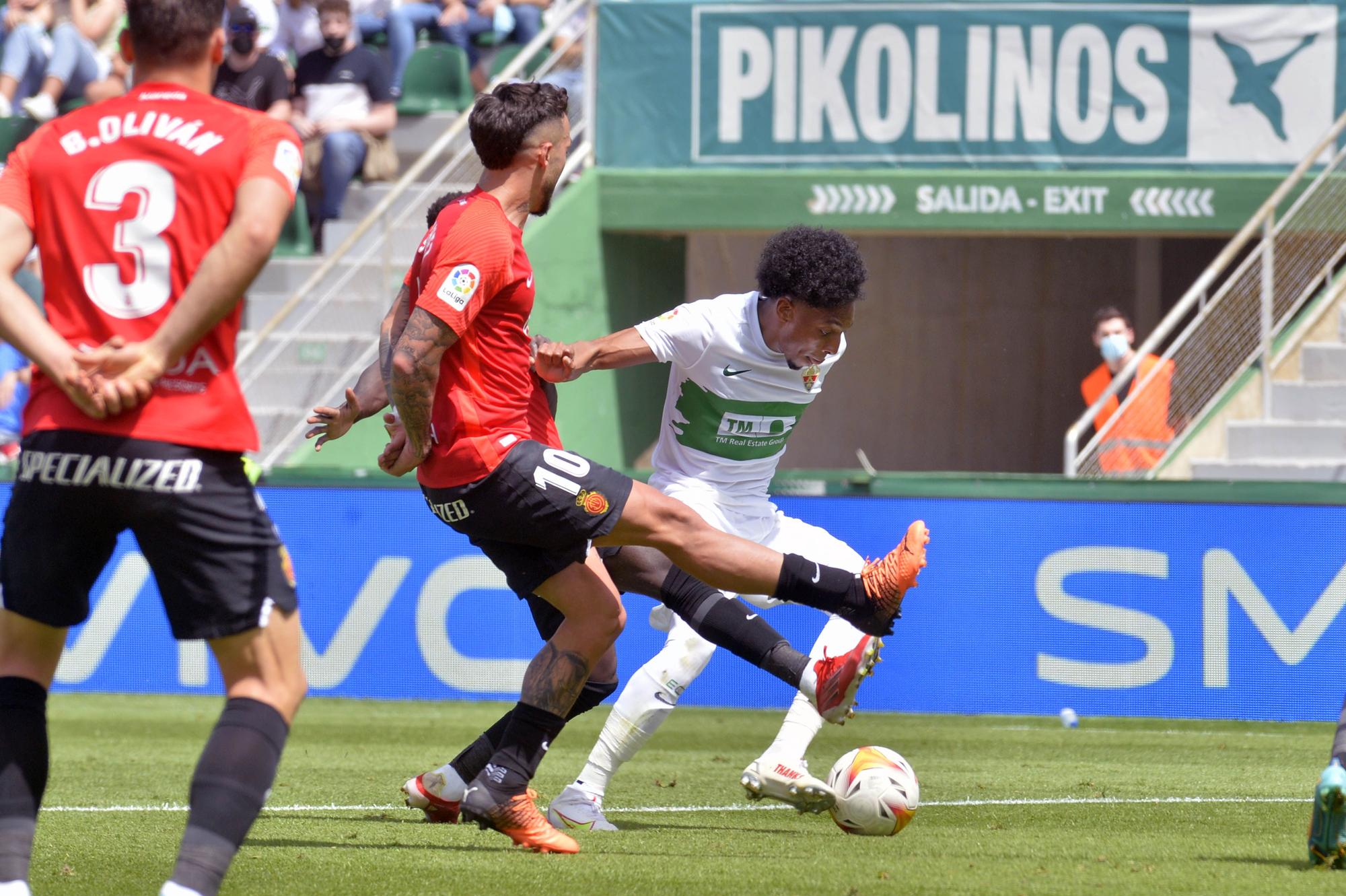 El Elche abraza la permanencia (3-0)