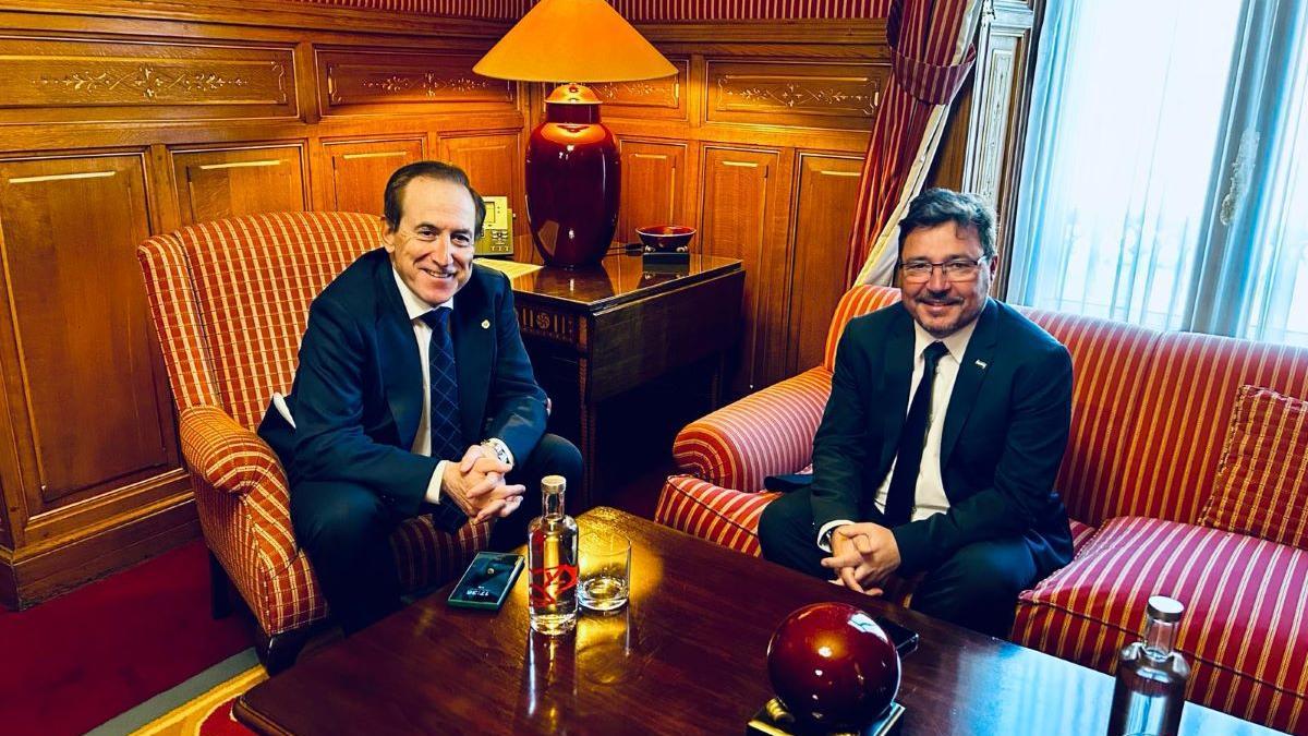 El consejero Guillermo Santamaría con el presidente de Mapfre Antonio Huertas.