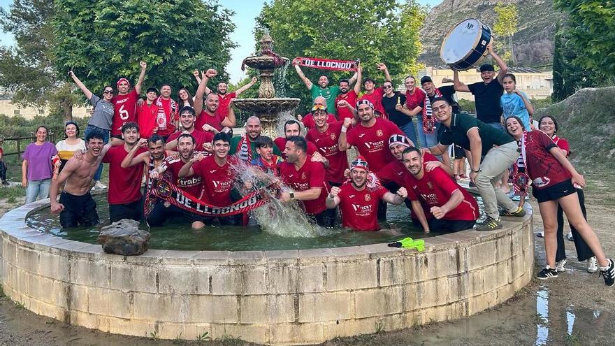 Equipo y afición celebran el ascenso en la fuente de Llocnou