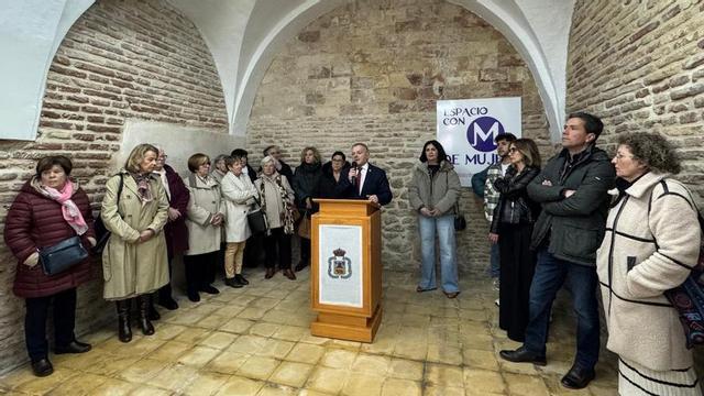 El alcalde de Borja, Eduardo Arilla, durante la inauguración del nuevo Espacio Con M de Mujer, situado en el auditorio.