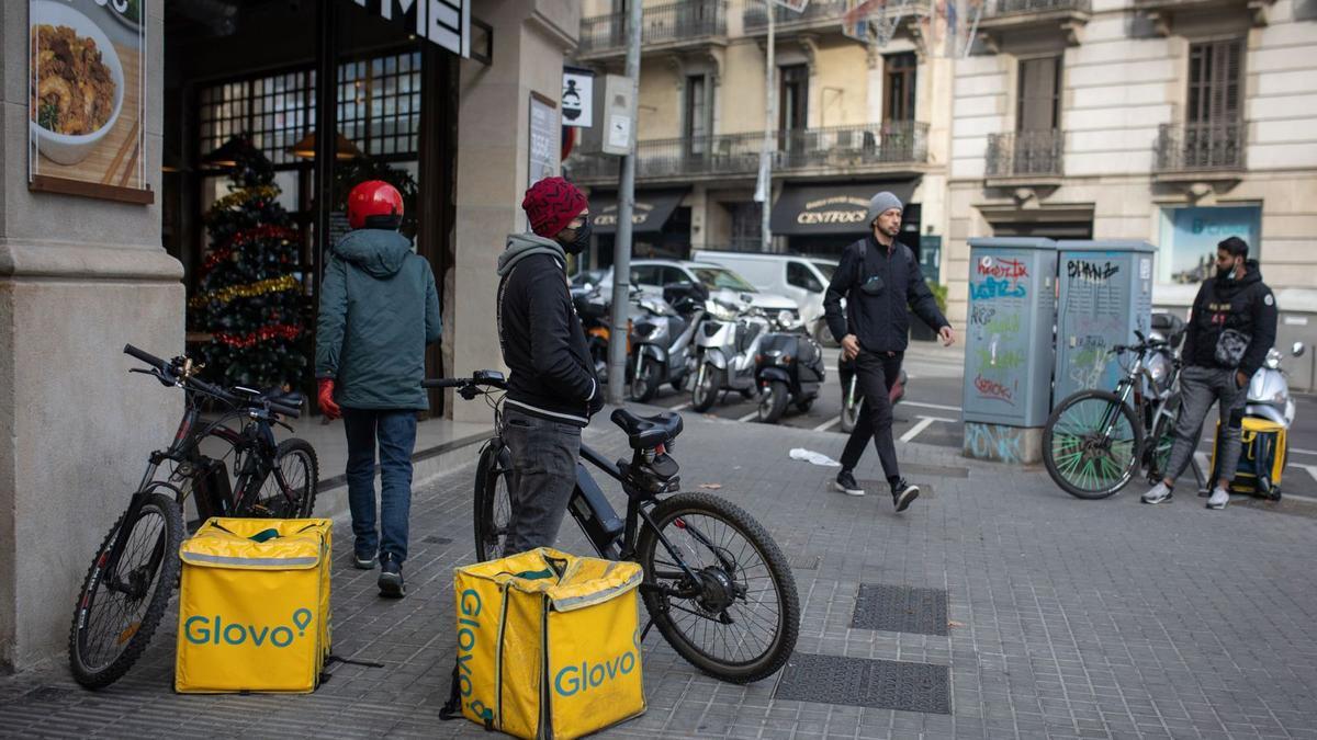 Repartidors de Glovo en un carrer de Barcelona