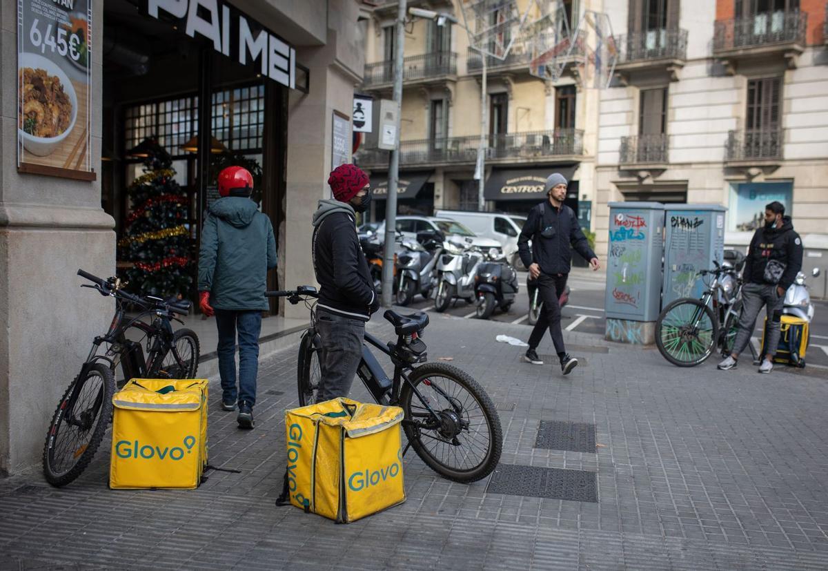 La UE pacta una llei de millora per a ‘riders’ de plataformes com Glovo