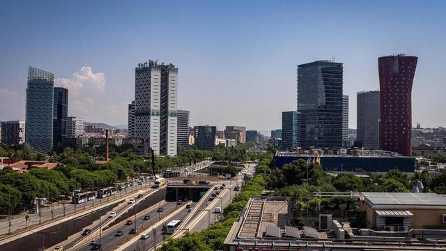 Hotels i edificis d’oficines a la plaça Europa de l’Hospitalet de Llobregat, al costat del recinte de Fira Gran Via.