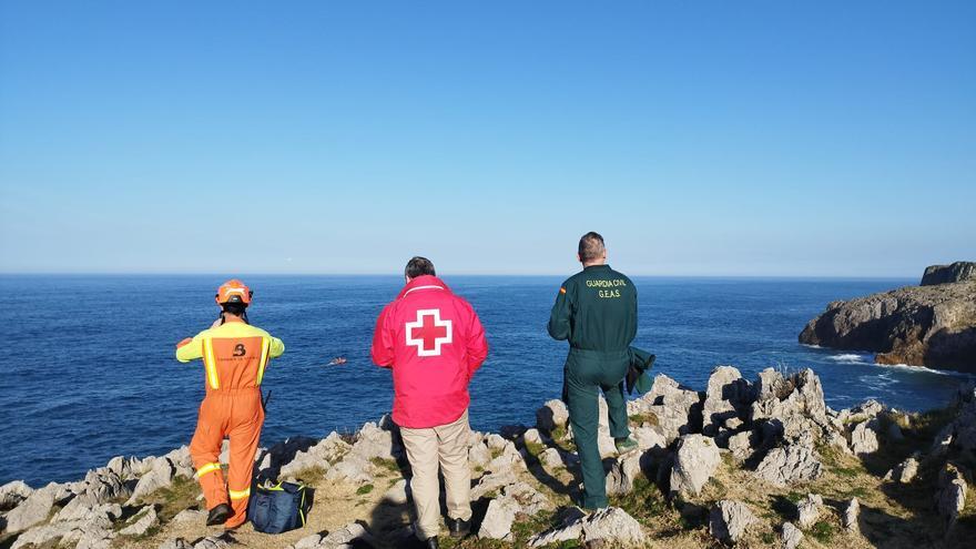 Buscan a un hombre que desapareció en el mar, junto a los acantilados de Santiuste, en Llanes