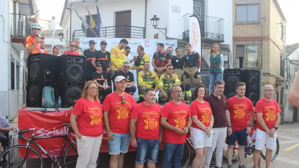 El norte de Cáceres 'apaga' con vino la memoria del fuego en una ruta ciclista solidaria por tres pueblos