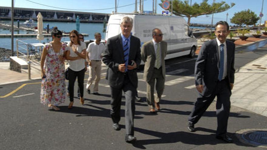 El presidente del Cabildo de El Hierro, Alpidio Armas (i), y el presidente del Parlamento de Canarias, Antonio Castro (D), a su llegada a La Restinga, durante la visita que han realizado a la isla de El Hierro para reunirse con los miembros de la Mesa del Parlamento de Canarias para conocer el seguimiento vulcanológico de la isla.