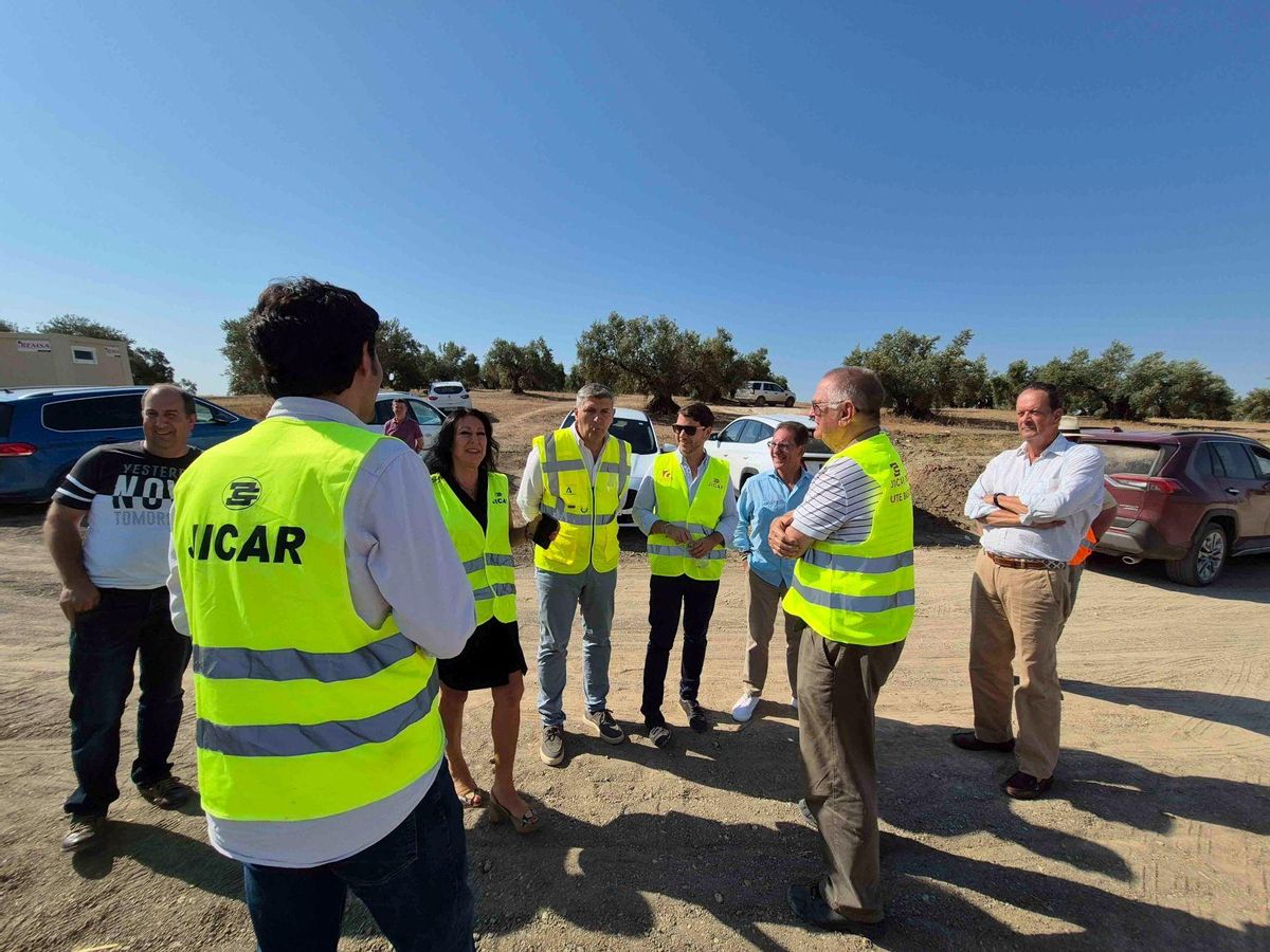 Visita del delegado de Agricultura a la balsa de riego de Cabra.
