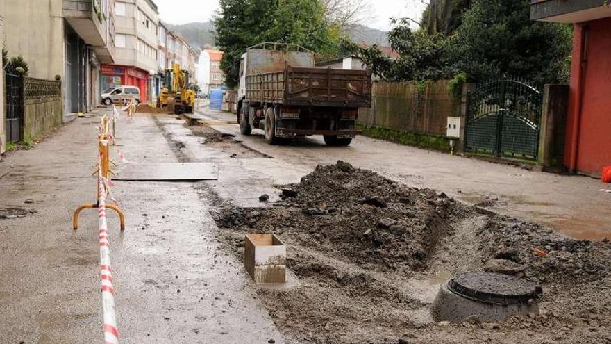 Una calle del centro de Cuntis por obras en el saneamiento.