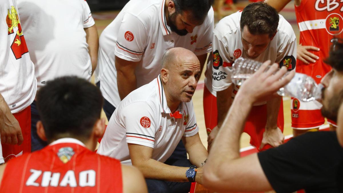 Víctor Rubio da instrucciones a sus jugadores en un tiempo muerto.