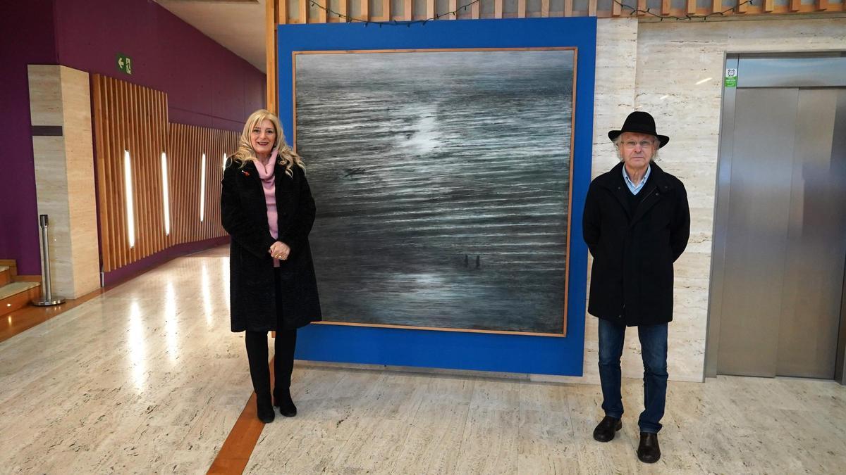 La edil y el artista, con uno de los cuadros.