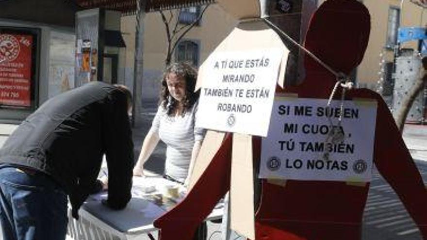 Uno de los monigotes simbólicos instalados por los autónomos a modo de denuncia en la plaza de Castilla y León.