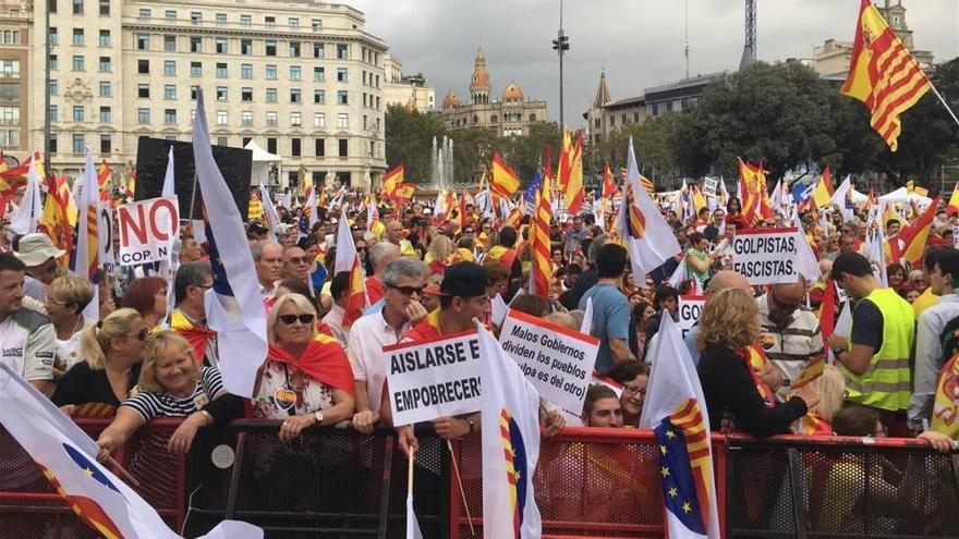 Miquel Iceta y Núria Marín, en la cabecera de la marcha de Societat Civil Catalana