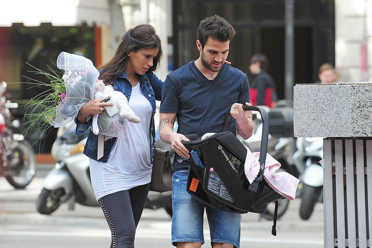 Daniella Semaan y Cesc Fabregas con su hija en Barcelona