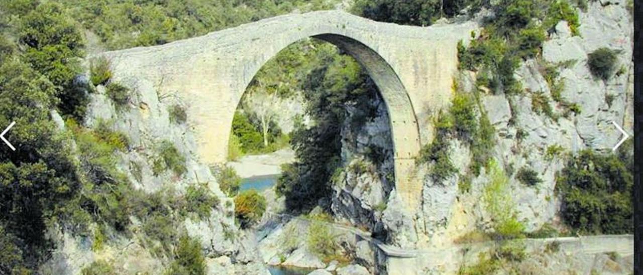 Una vista panoràmica del pont de Llierca, de 28 metres d’alçada, i un dels punts més destacats del recorregut per aquesta zona de la Garrotxa. | DDG