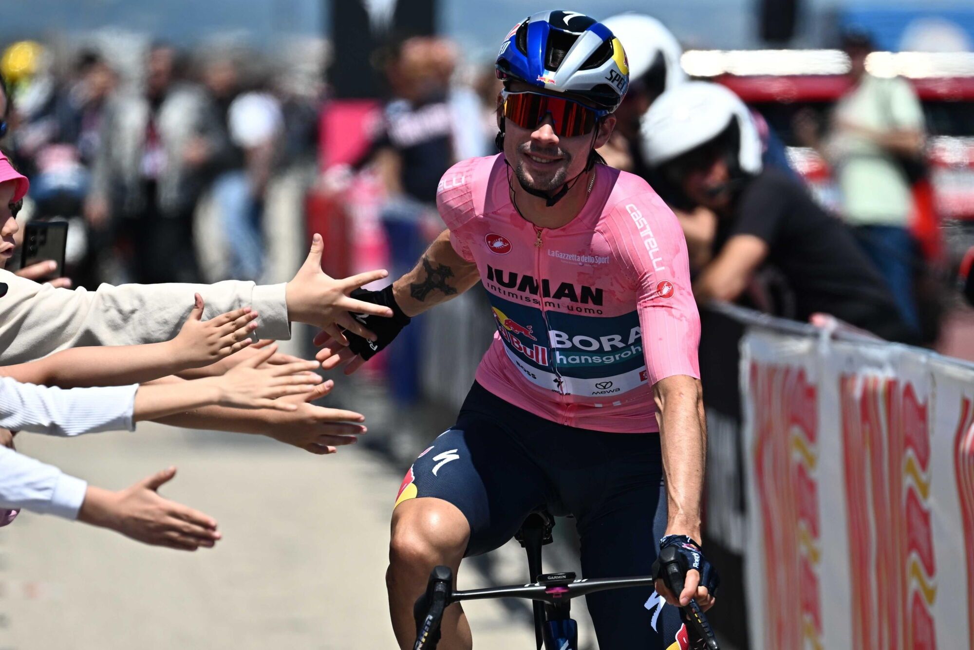 GIULIANOVA (Italy), 17/05/2025.- Slovenian rider Primoz Roglic of Red Bull - Bora - Hansgrohe team wearing the overall leader's pink jersey, at the start of the 8th stage of the 108 Giro d'Italia 2025, cycling race over 197 km from Giulianova to Castelraimondo, Italy, 17 May 2025. (Ciclismo, Italia) EFE/EPA/LUCA ZENNARO