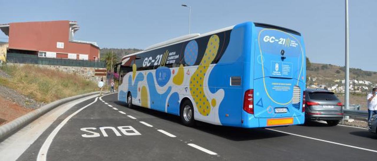 Paso de una guagua por la carretera de Teror. |