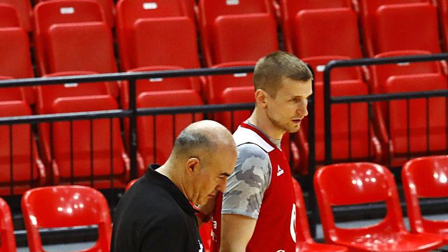 Ponsarnau dialoga con Waczynski en un entrenamiento de esta semana.