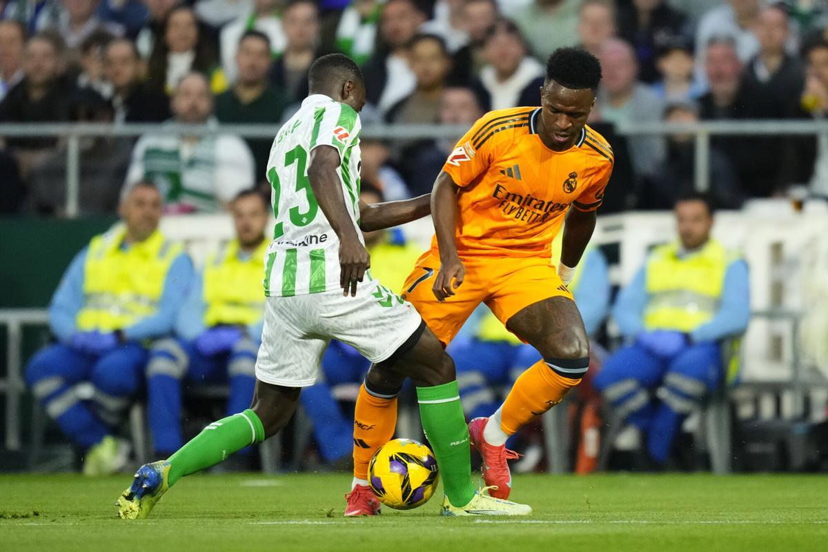 Vinicius encara a Sabaly en una acción del partido