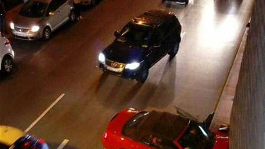 Un coche se empotra contra una farola en plena calle Gobernador