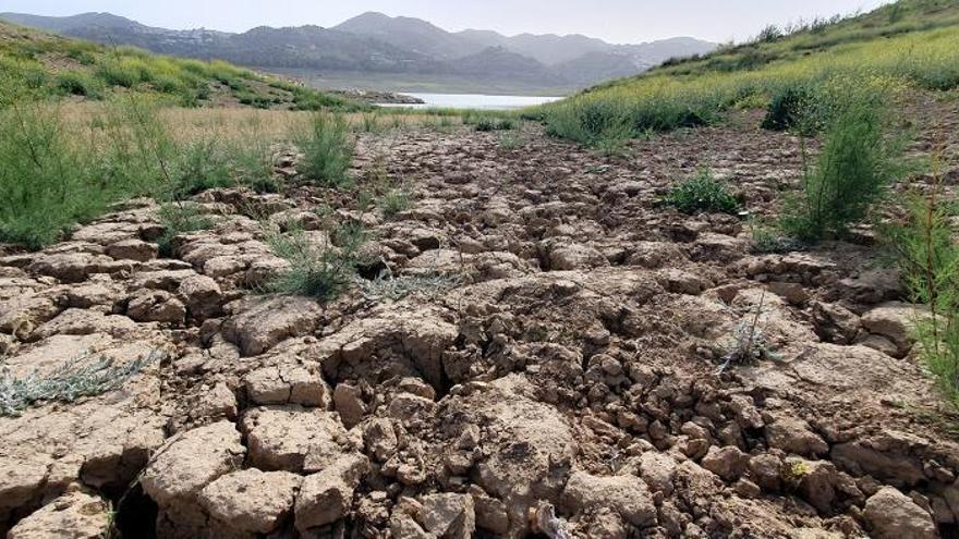 La comarca de la Axarquía alberga a unos 200.000 ciudadanos que soportan medidas derivadas de la extremera falta de agua en el embalse de la Viñuela. | F. E.