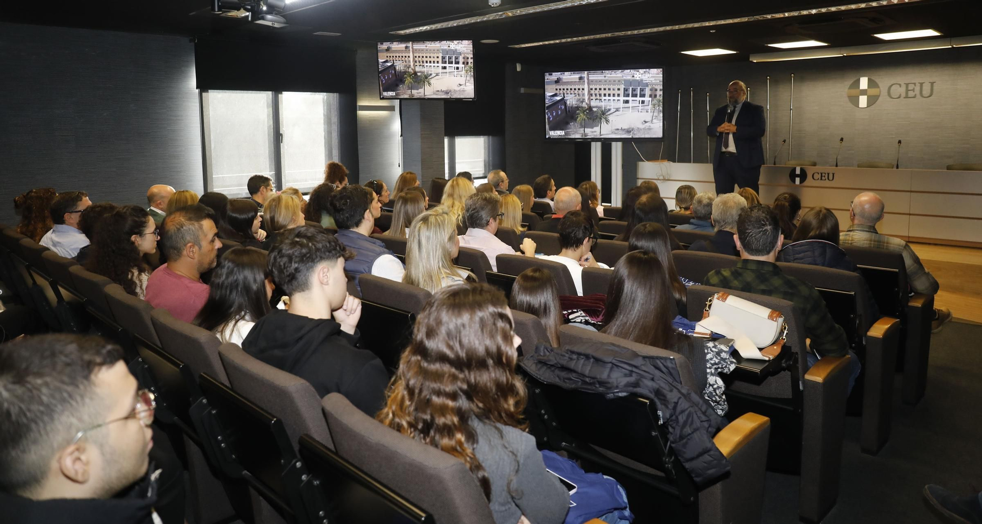 La jornada de puertas abiertas en CEU UCH Elche congregó a más de 300 asistentes