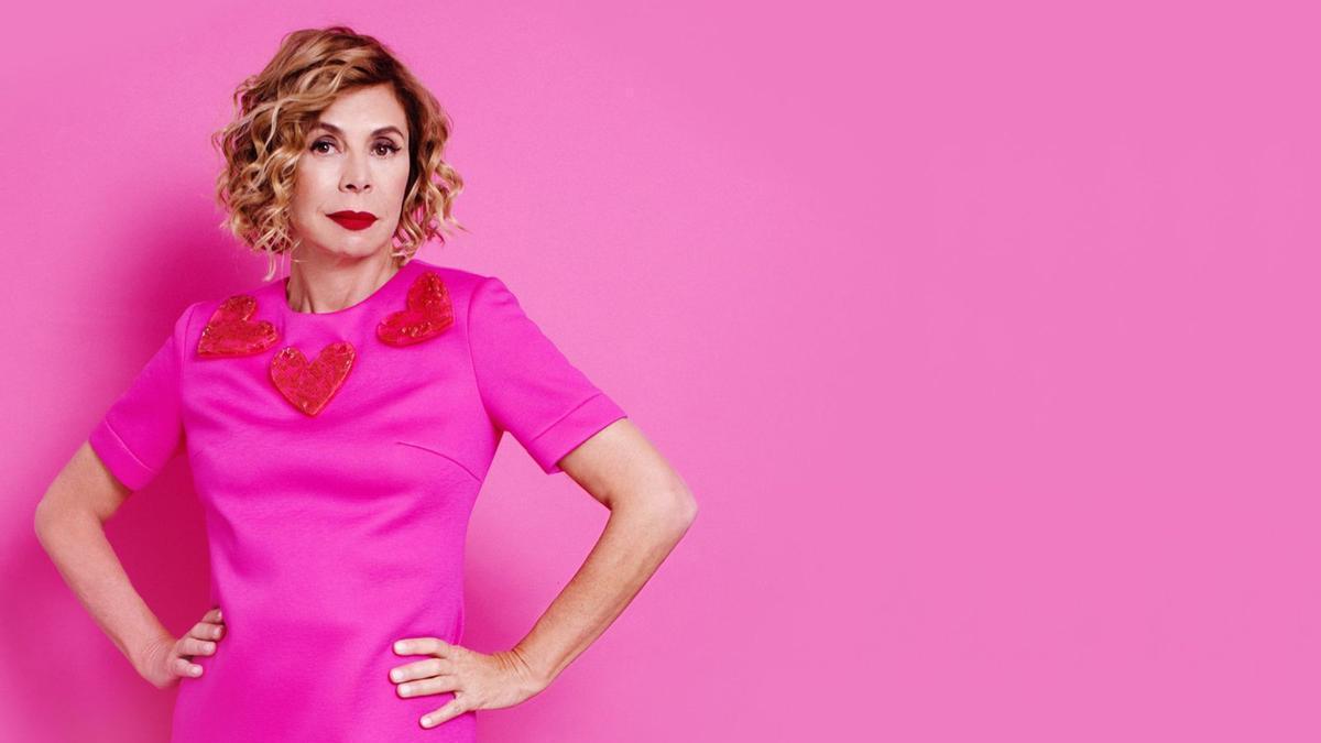 La diseñadora, vestida con una de sus prendas en fucsia favorito.