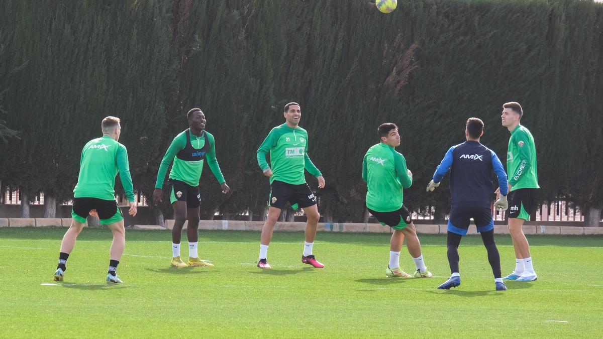 Los jugadores del Elche, durante el entrenamiento del pasado miércoles