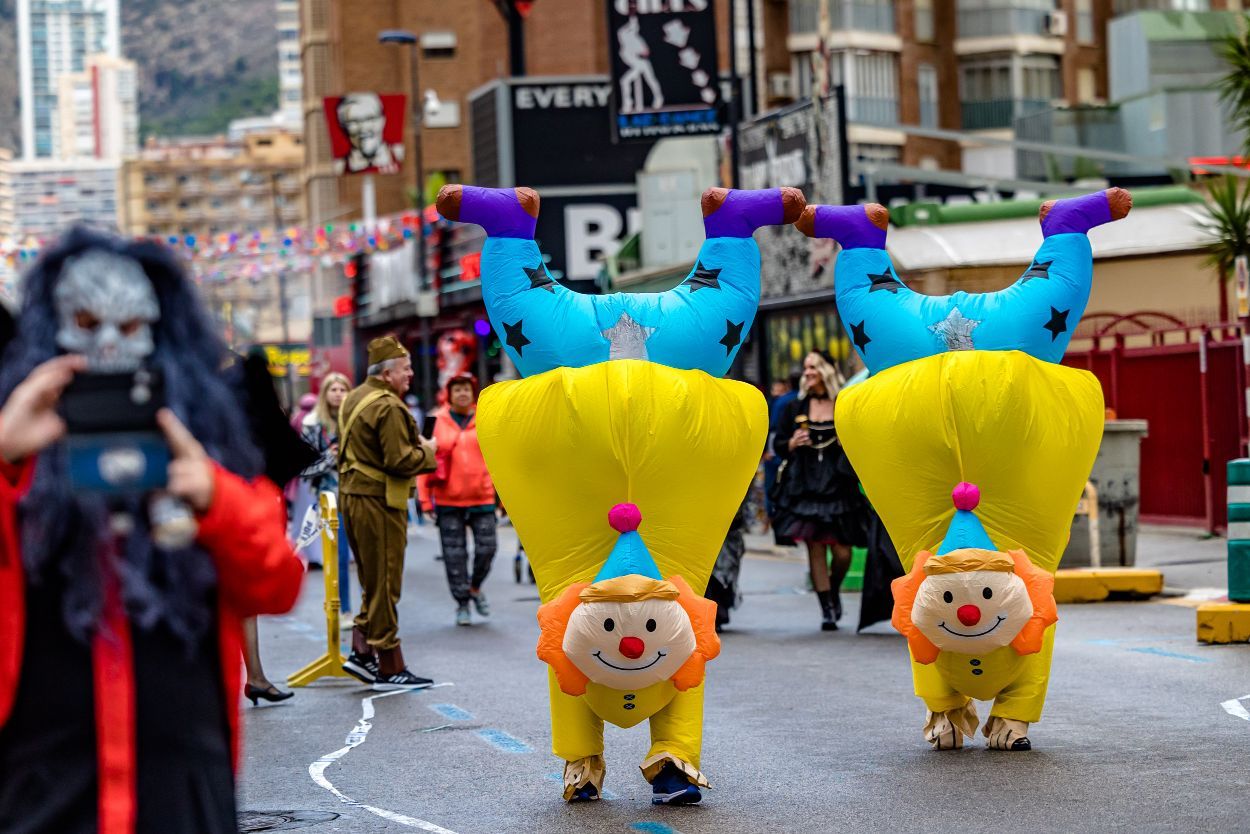 Los británicos desafían a la lluvia y celebran su "Fancy Dress Party" en Benidorm