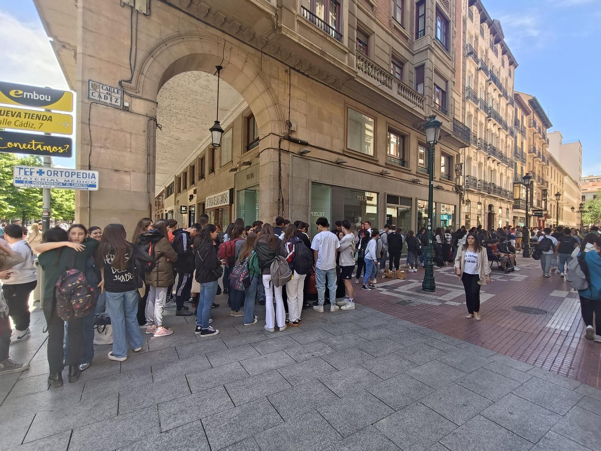 De calle Cádiz a plaza España: miles de jóvenes hacen fila para comprar las entradas de Espacio Zity en Zaragoza